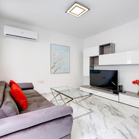 Cosy Apartment Steps To St George'S Bay Saint Julian's Екстериор снимка