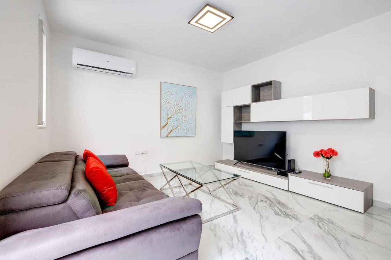Cosy Apartment Steps To St George'S Bay Saint Julian's Екстериор снимка