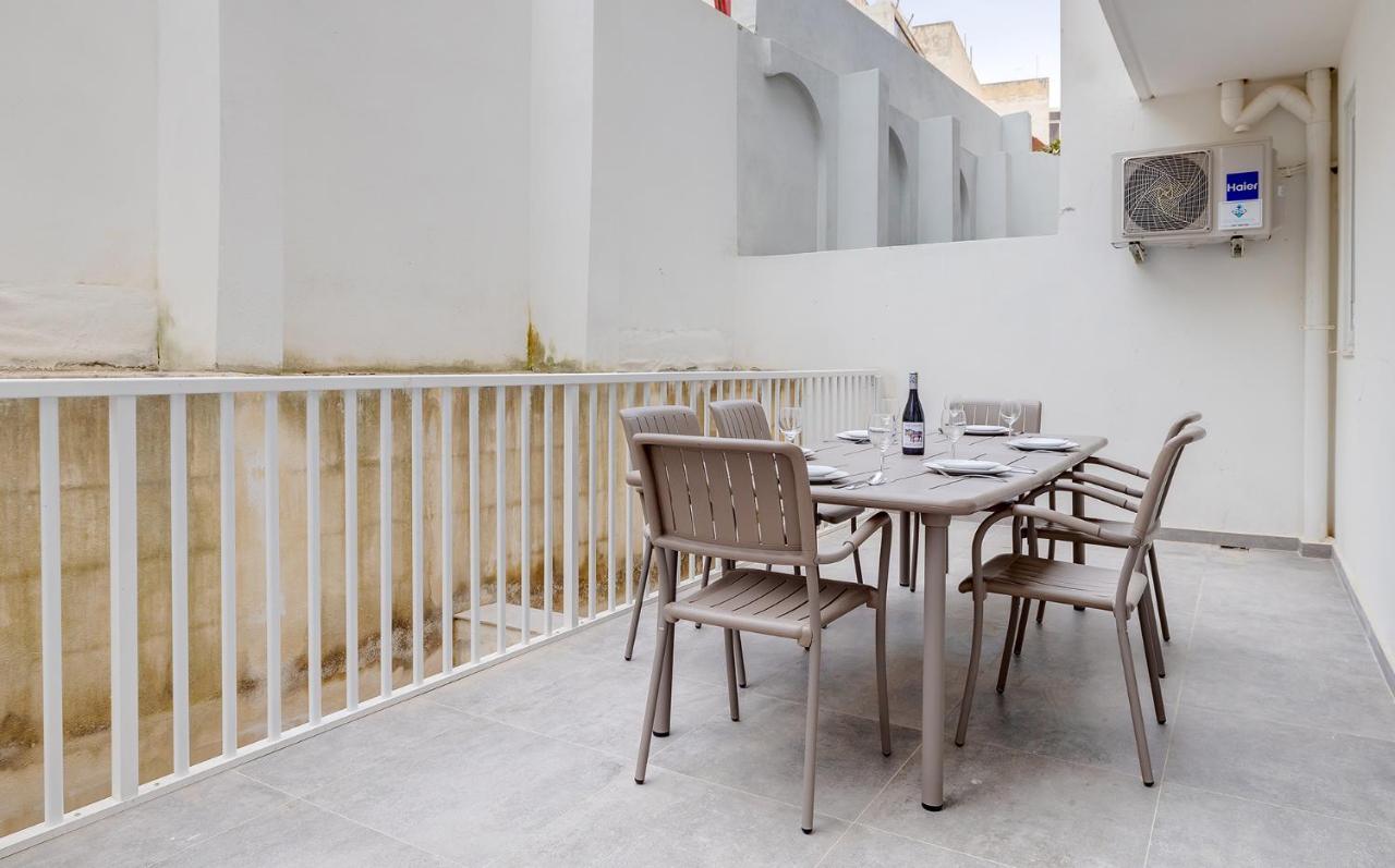 Cosy Apartment Steps To St George'S Bay Saint Julian's Екстериор снимка