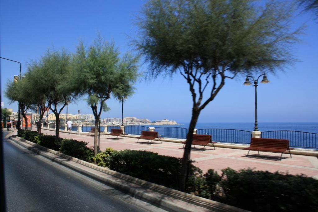 Cosy Apartment Steps To St George'S Bay Saint Julian's Екстериор снимка