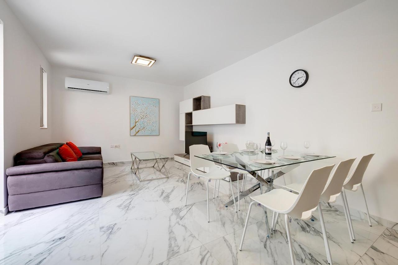 Cosy Apartment Steps To St George'S Bay Saint Julian's Екстериор снимка