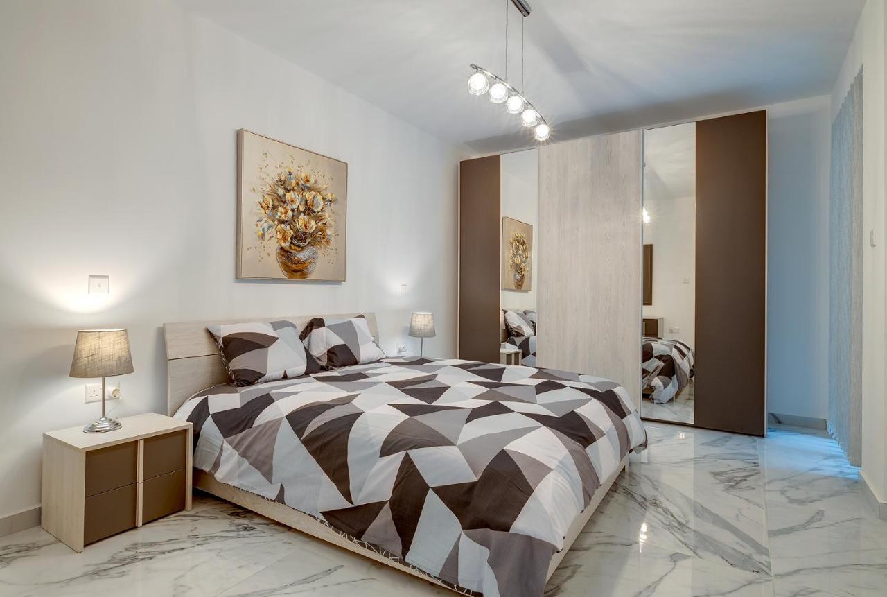 Cosy Apartment Steps To St George'S Bay Saint Julian's Екстериор снимка