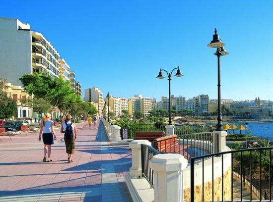 Cosy Apartment Steps To St George'S Bay Saint Julian's Екстериор снимка