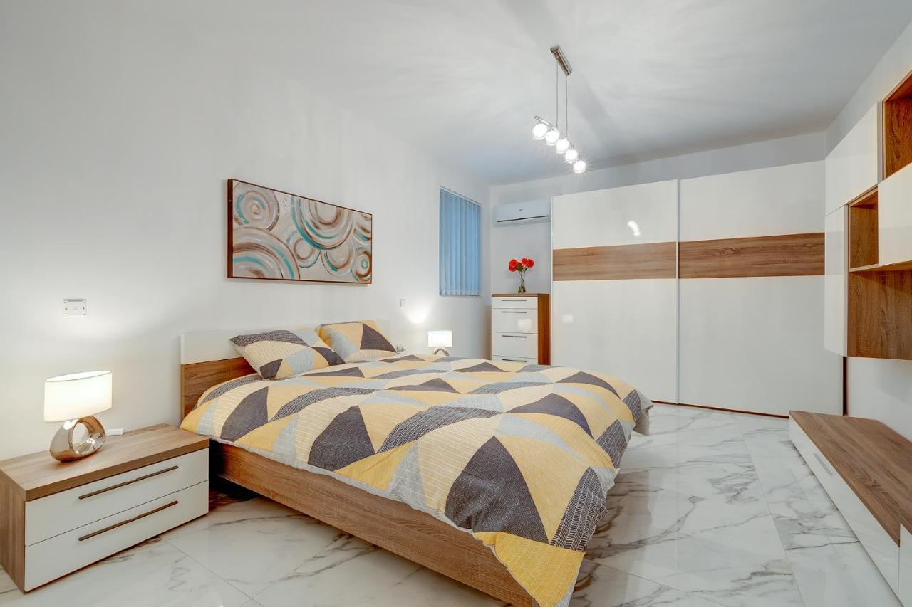 Cosy Apartment Steps To St George'S Bay Saint Julian's Екстериор снимка
