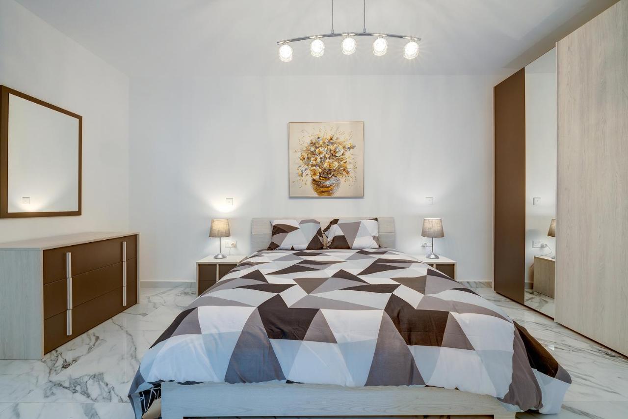 Cosy Apartment Steps To St George'S Bay Saint Julian's Екстериор снимка