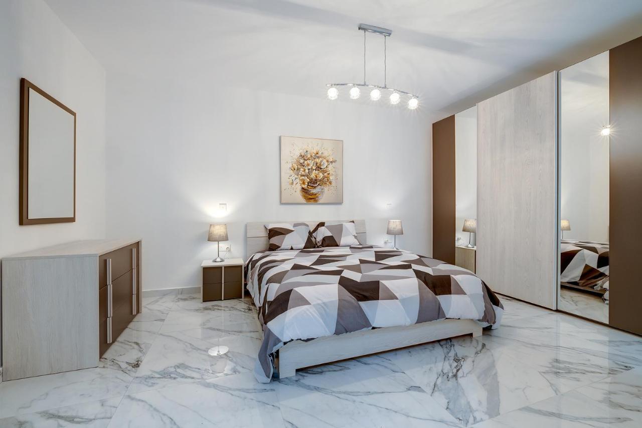 Cosy Apartment Steps To St George'S Bay Saint Julian's Екстериор снимка