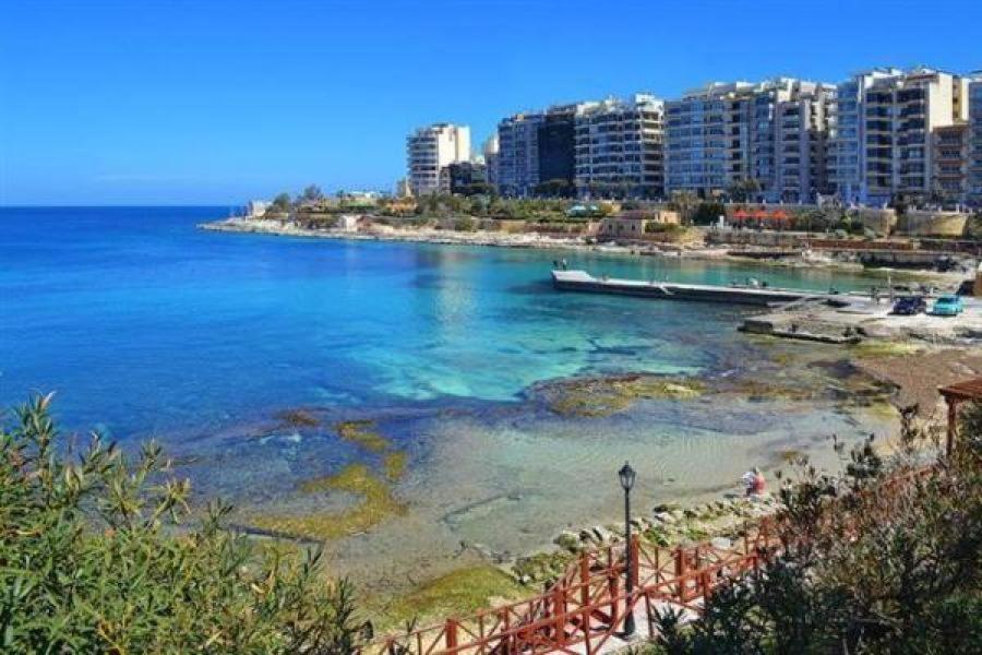 Cosy Apartment Steps To St George'S Bay Saint Julian's Екстериор снимка
