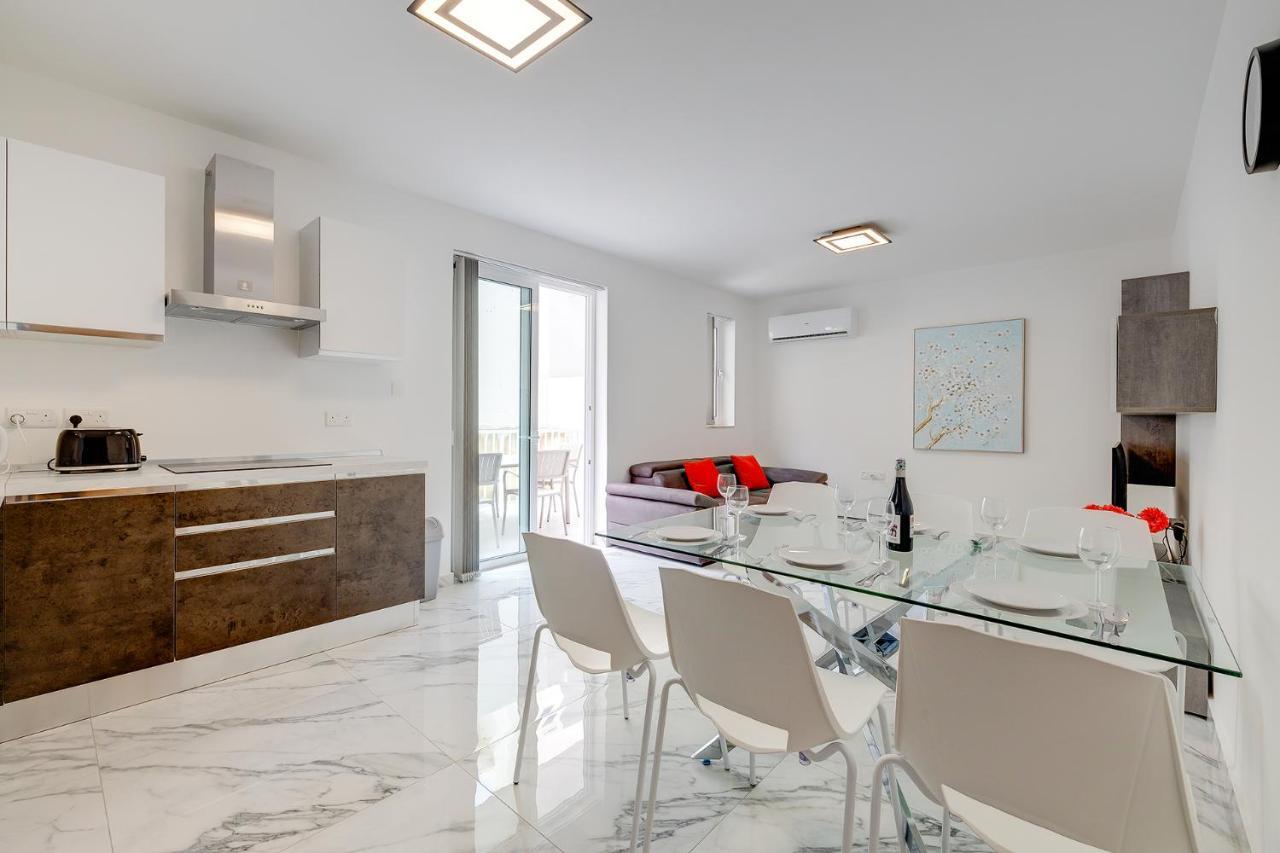 Cosy Apartment Steps To St George'S Bay Saint Julian's Екстериор снимка