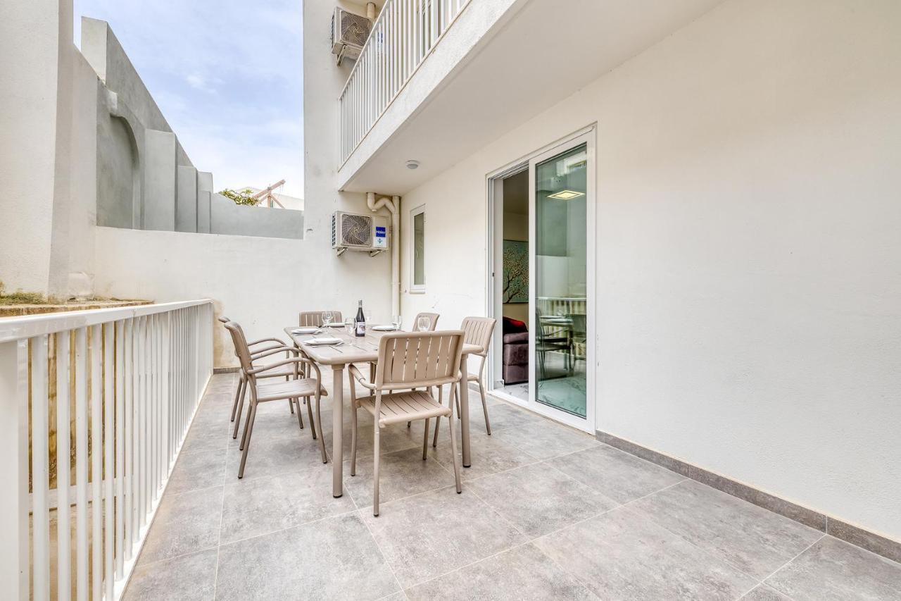 Cosy Apartment Steps To St George'S Bay Saint Julian's Екстериор снимка