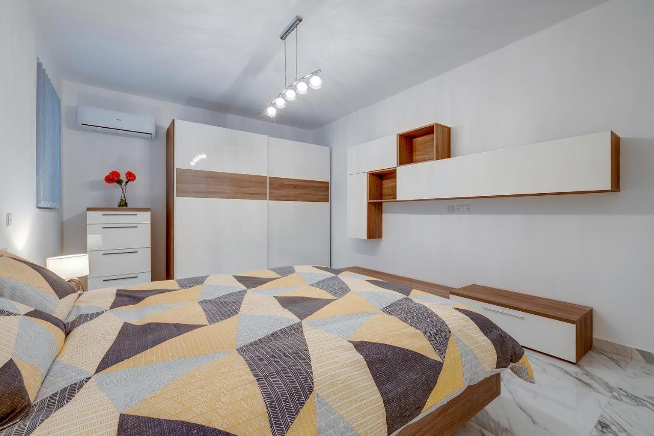 Cosy Apartment Steps To St George'S Bay Saint Julian's Екстериор снимка