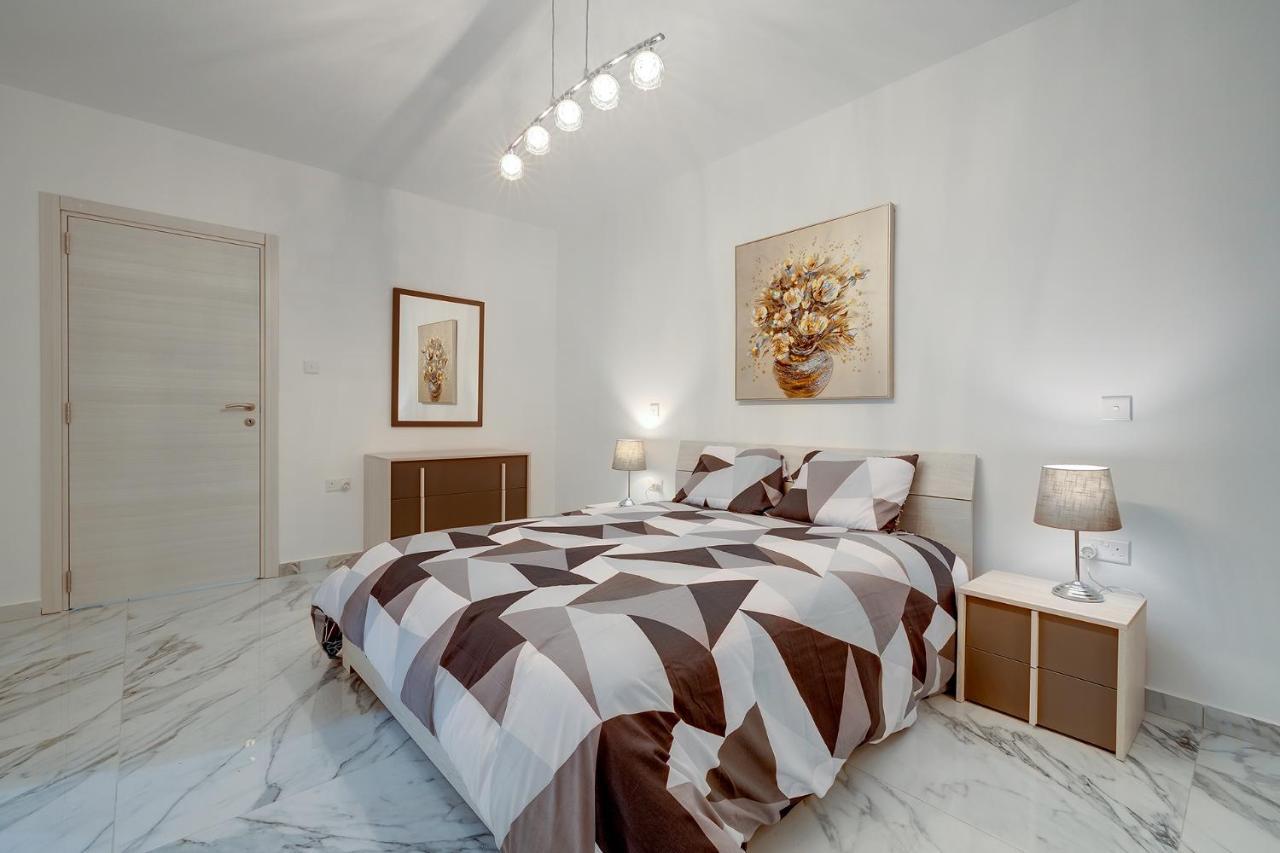 Cosy Apartment Steps To St George'S Bay Saint Julian's Екстериор снимка